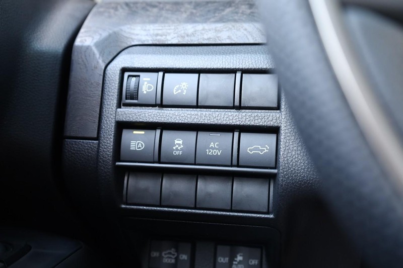 Toyota Tacoma 4WD Vehicle Full-screen Gallery Image 19