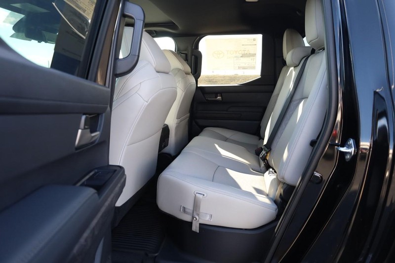 Toyota Tacoma 4WD Vehicle Full-screen Gallery Image 21