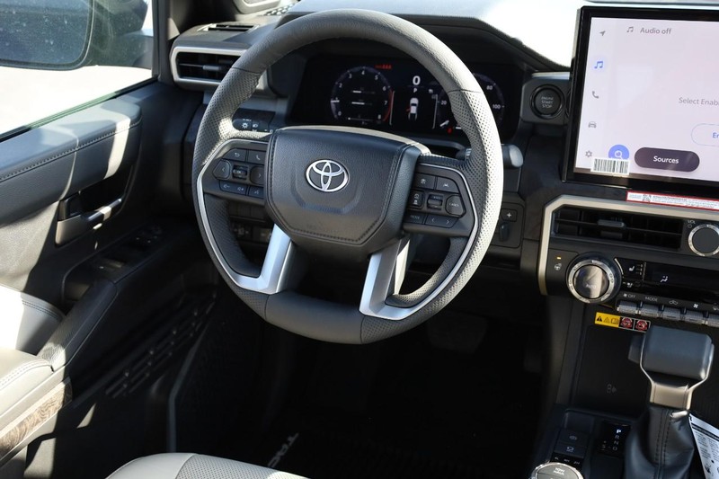Toyota Tacoma 4WD Vehicle Full-screen Gallery Image 23