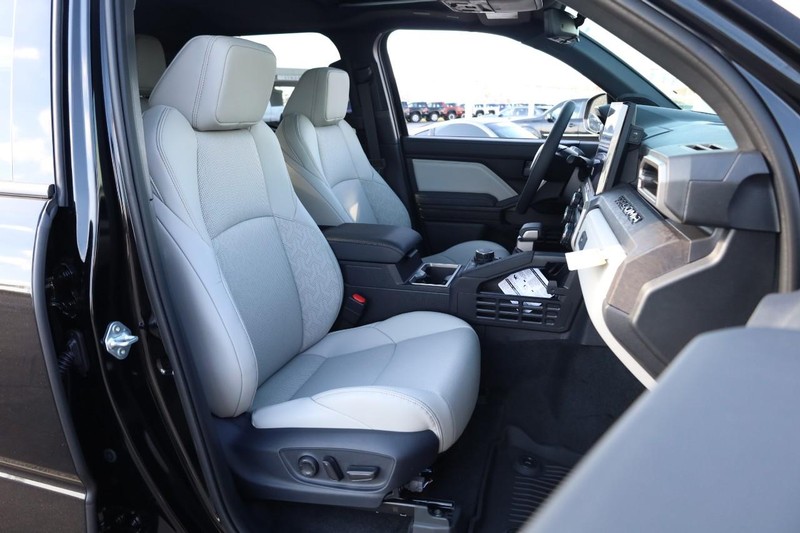 Toyota Tacoma 4WD Vehicle Full-screen Gallery Image 24