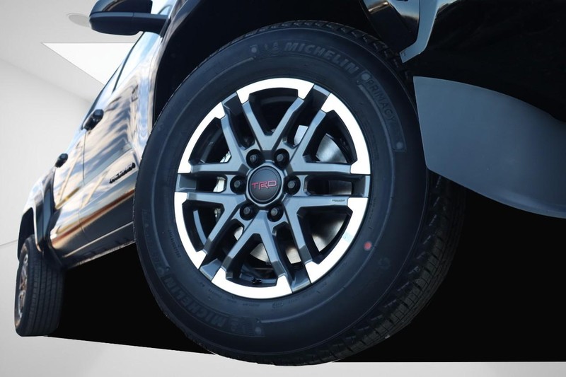 Toyota Tacoma 4WD Vehicle Full-screen Gallery Image 3