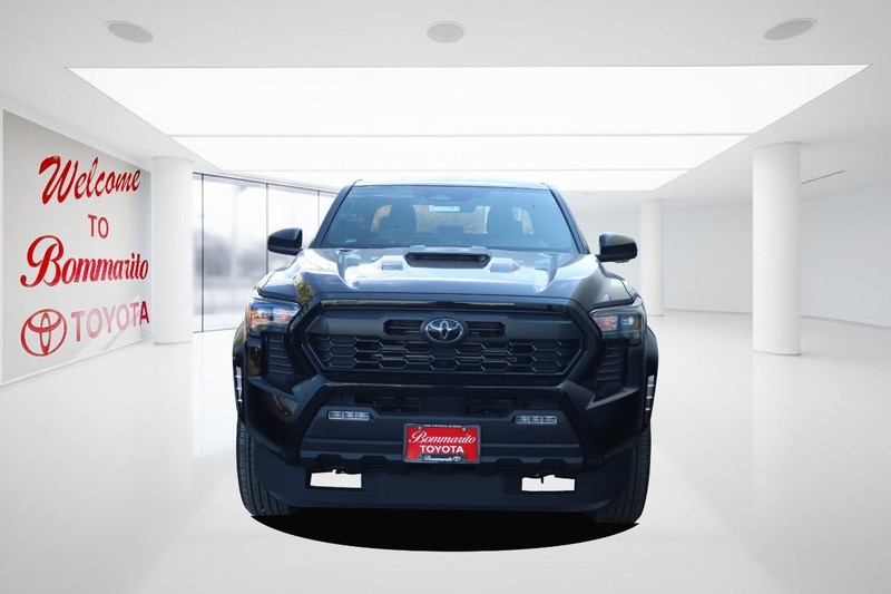 Toyota Tacoma 4WD Vehicle Full-screen Gallery Image 4