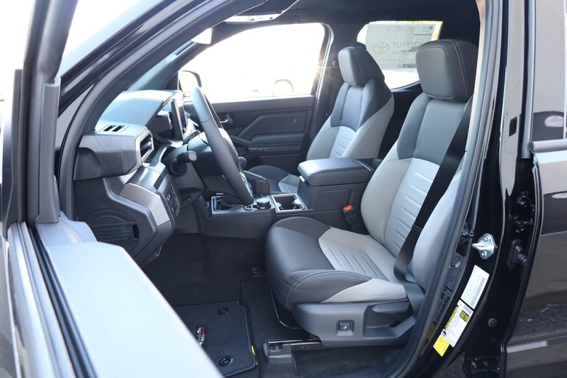 Toyota Tacoma 4WD Vehicle Full-screen Gallery Image 8