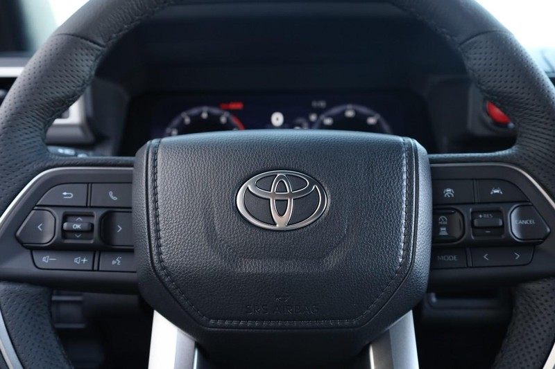 Toyota Tacoma 4WD Vehicle Full-screen Gallery Image 9