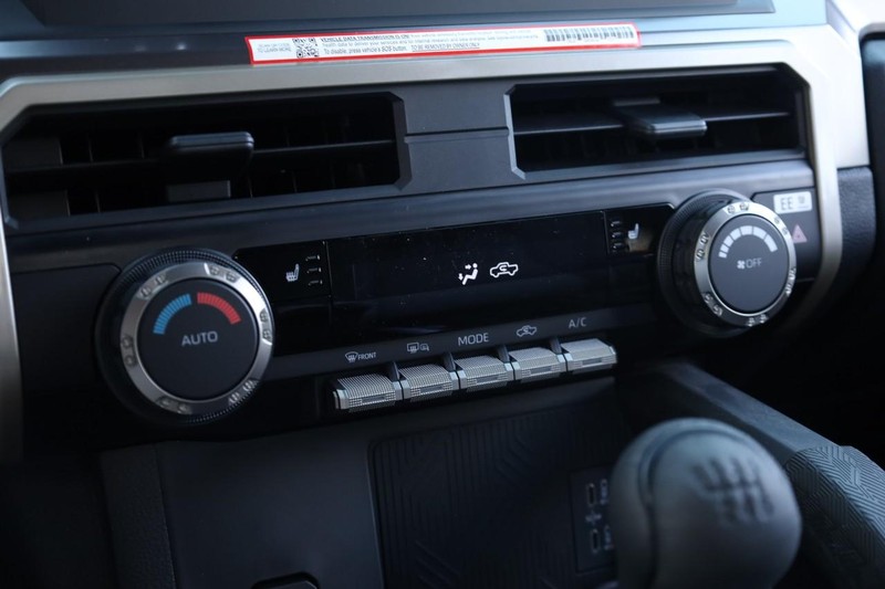 Toyota Tacoma 4WD Vehicle Full-screen Gallery Image 13