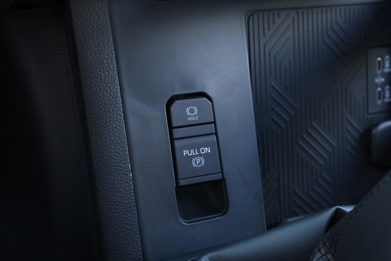 Toyota Tacoma 4WD Vehicle Full-screen Gallery Image 14