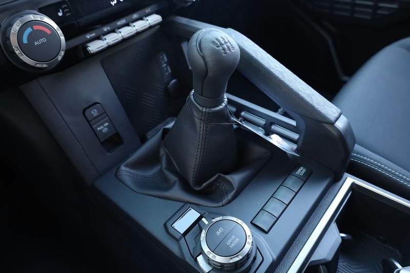 Toyota Tacoma 4WD Vehicle Full-screen Gallery Image 16