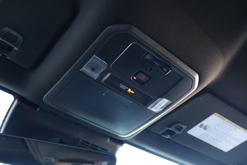 Toyota Tacoma 4WD Vehicle Full-screen Gallery Image 17