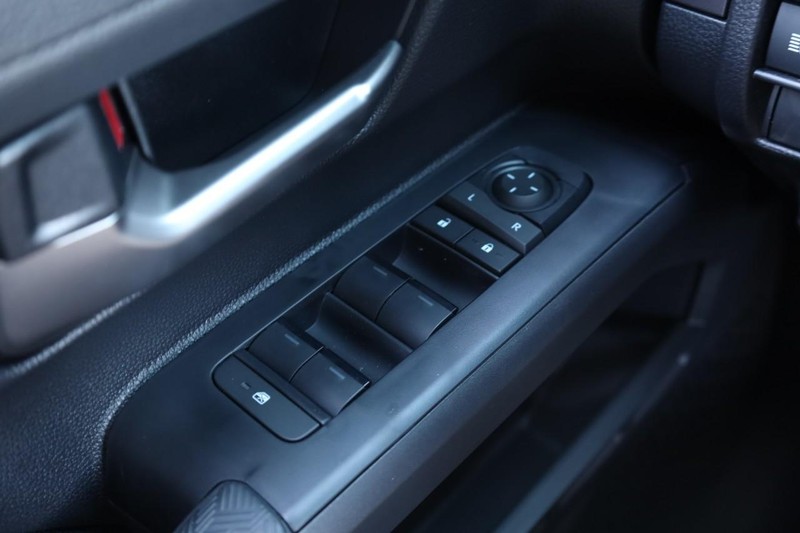 Toyota Tacoma 4WD Vehicle Full-screen Gallery Image 18