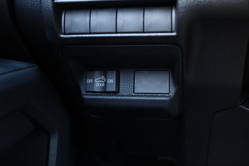 Toyota Tacoma 4WD Vehicle Full-screen Gallery Image 20