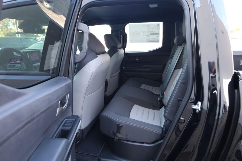 Toyota Tacoma 4WD Vehicle Full-screen Gallery Image 22