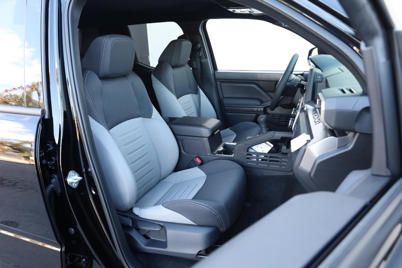 Toyota Tacoma 4WD Vehicle Full-screen Gallery Image 26