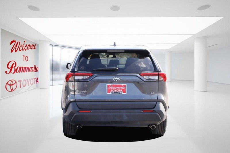 Toyota RAV4 Vehicle Full-screen Gallery Image 6