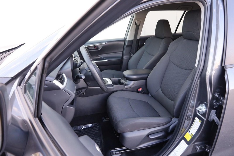 Toyota RAV4 Vehicle Full-screen Gallery Image 8