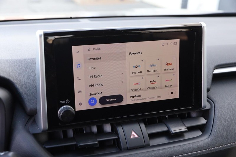 Toyota RAV4 Vehicle Full-screen Gallery Image 14