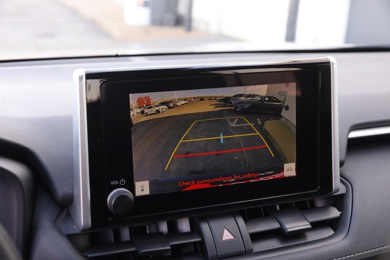 Toyota RAV4 Vehicle Full-screen Gallery Image 15