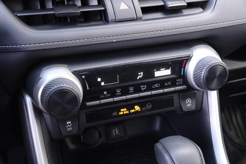 Toyota RAV4 Vehicle Full-screen Gallery Image 16