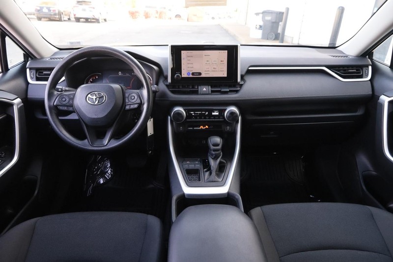 Toyota RAV4 Vehicle Full-screen Gallery Image 19