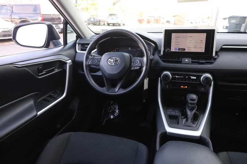 Toyota RAV4 Vehicle Full-screen Gallery Image 20