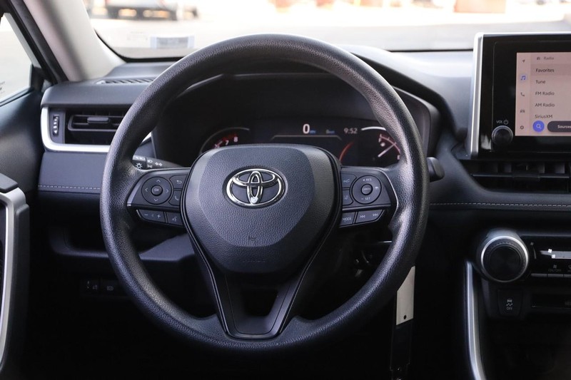 Toyota RAV4 Vehicle Full-screen Gallery Image 21