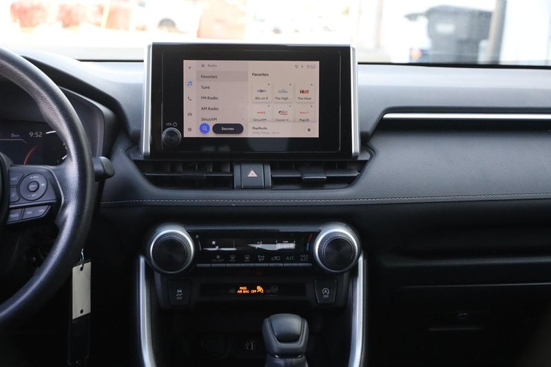 Toyota RAV4 Vehicle Full-screen Gallery Image 22