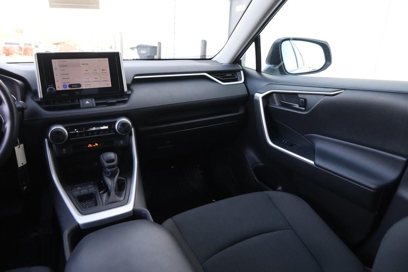 Toyota RAV4 Vehicle Full-screen Gallery Image 23