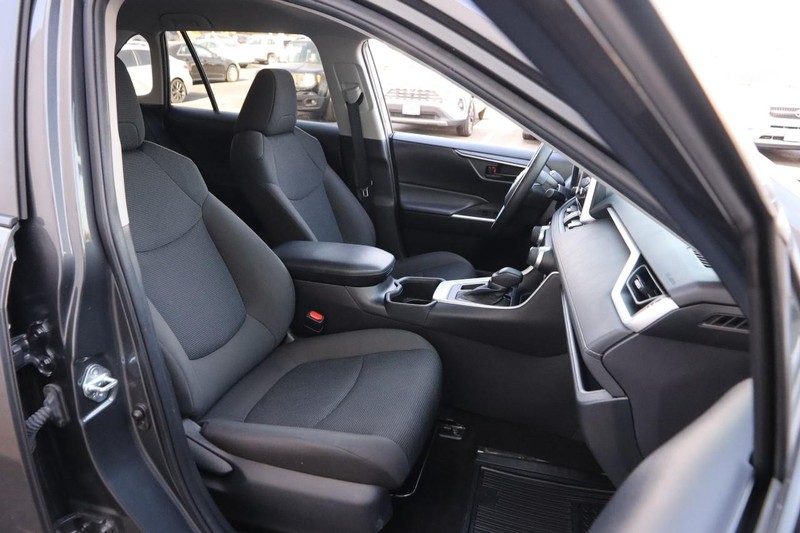 Toyota RAV4 Vehicle Full-screen Gallery Image 24