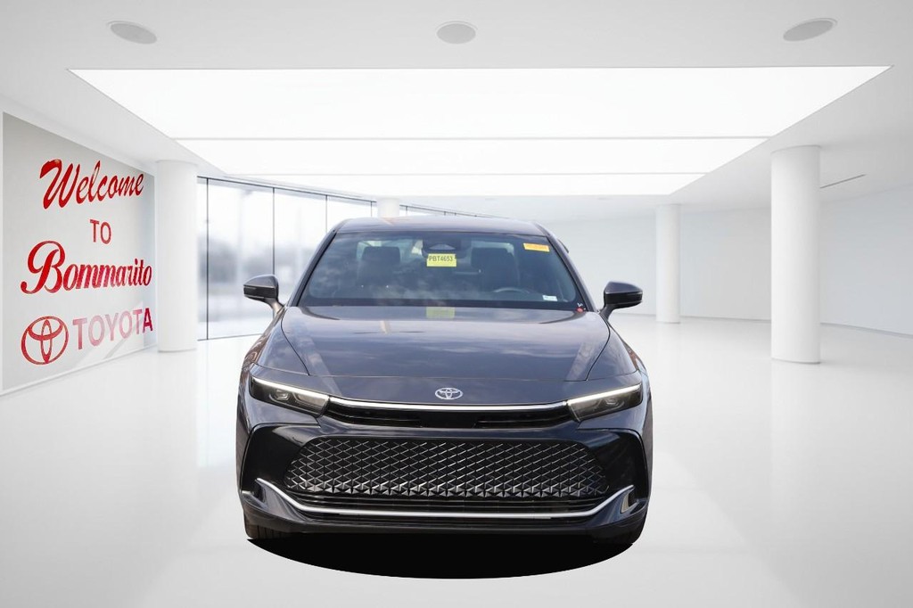 Toyota Crown Vehicle Full-screen Gallery Image 4