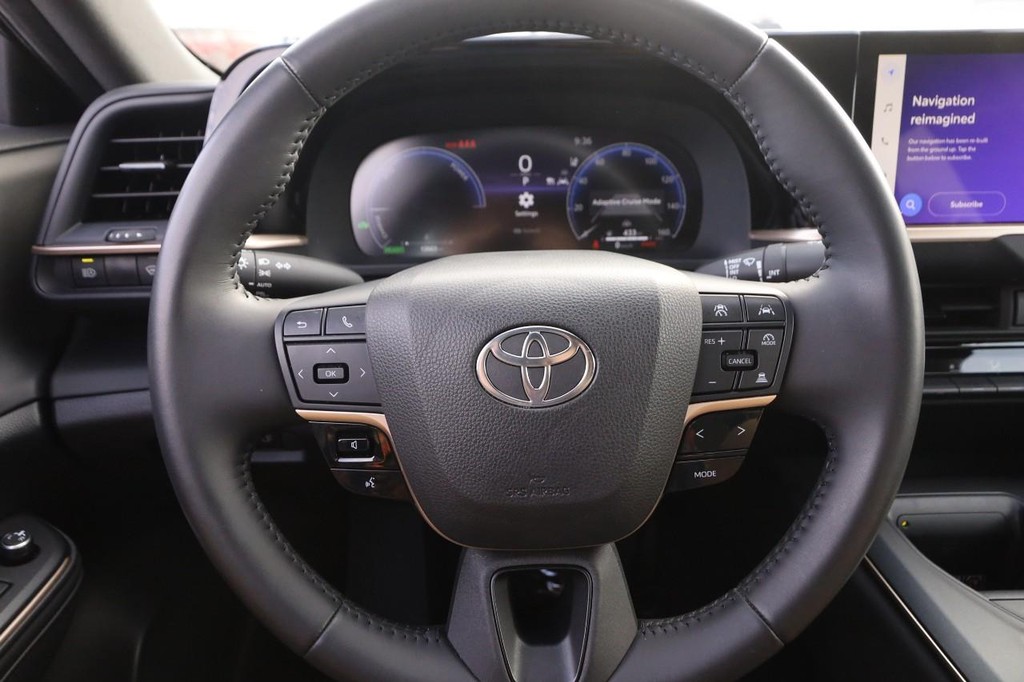 Toyota Crown Vehicle Full-screen Gallery Image 10