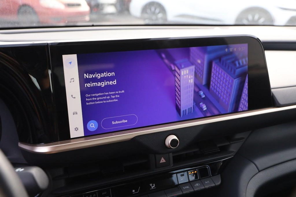 Toyota Crown Vehicle Full-screen Gallery Image 15