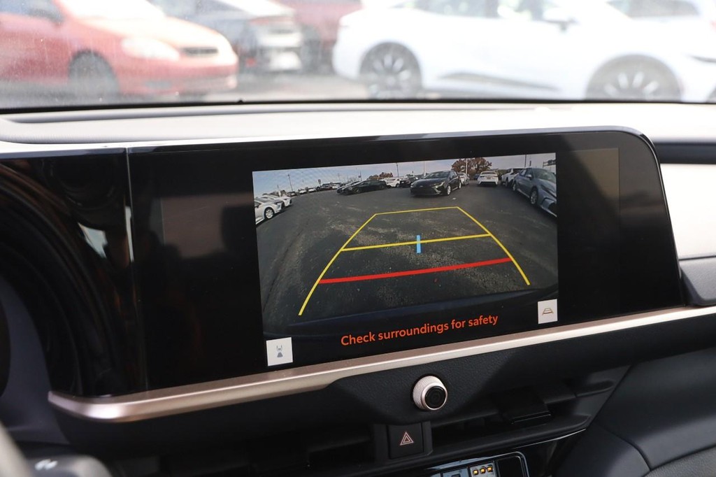 Toyota Crown Vehicle Full-screen Gallery Image 16