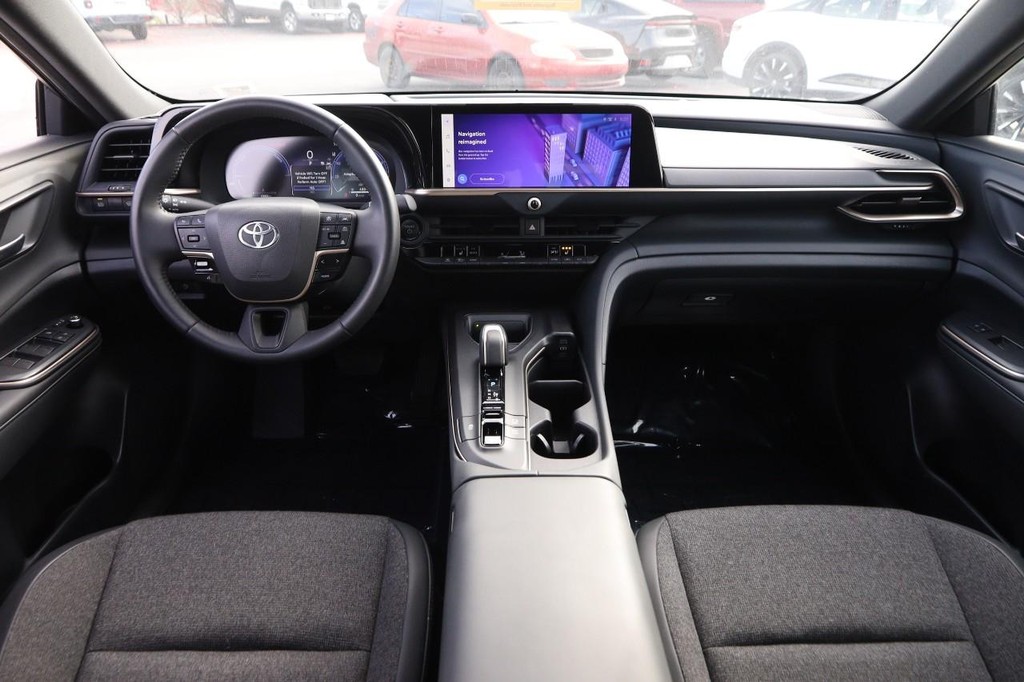 Toyota Crown Vehicle Full-screen Gallery Image 20