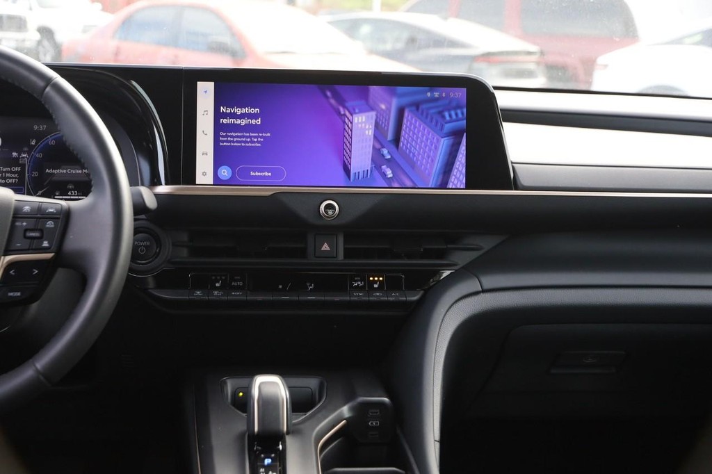 Toyota Crown Vehicle Full-screen Gallery Image 23