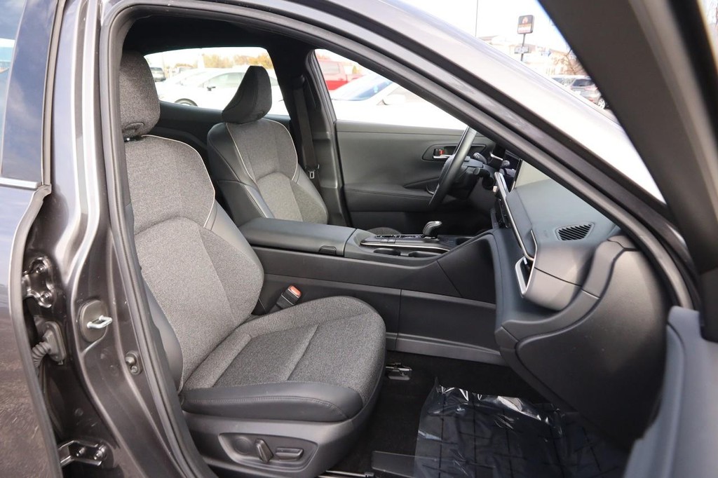 Toyota Crown Vehicle Full-screen Gallery Image 25