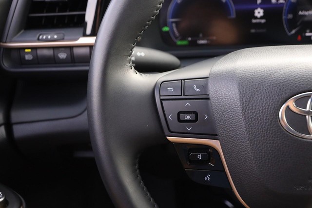 Toyota Crown Vehicle Image 11