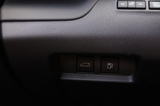 Toyota Crown Vehicle Image 19