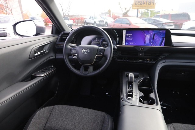 Toyota Crown Vehicle Image 21