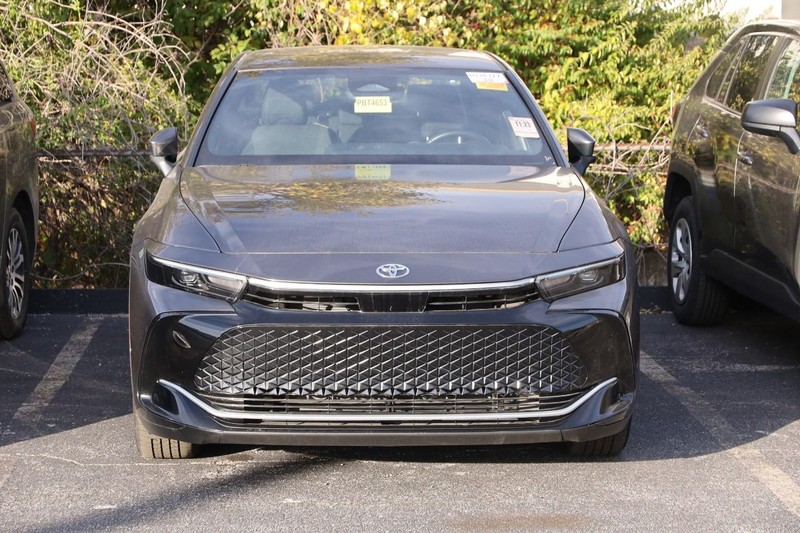 Toyota Crown Vehicle Image 03