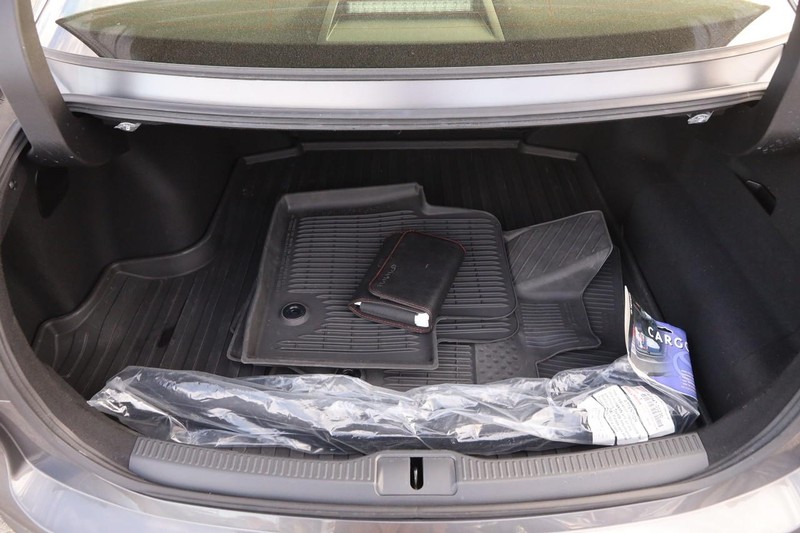 Toyota Crown Vehicle Full-screen Gallery Image 7