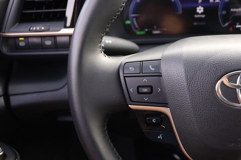 Toyota Crown Vehicle Full-screen Gallery Image 11