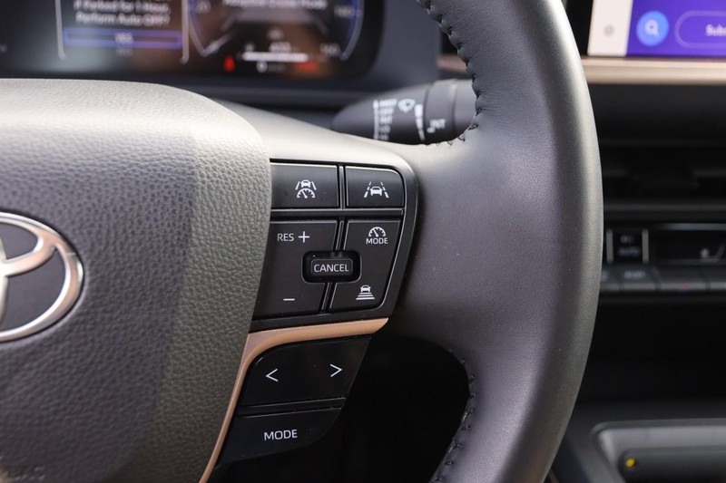 Toyota Crown Vehicle Full-screen Gallery Image 12