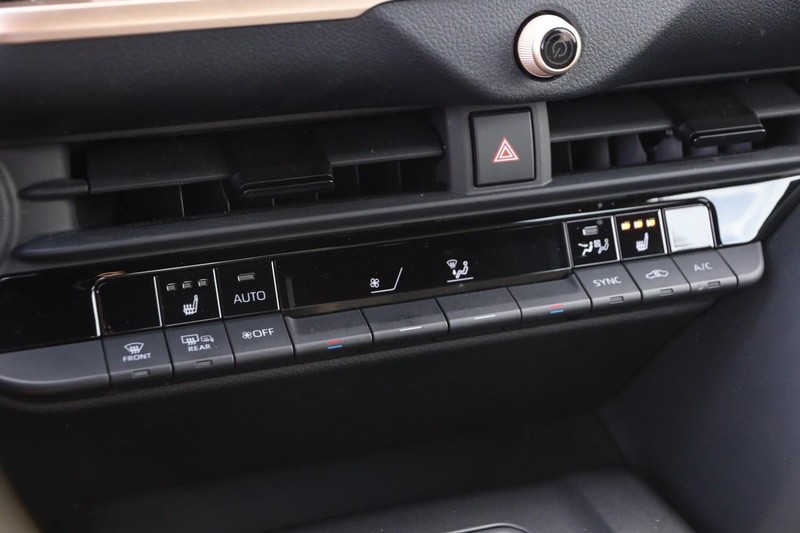 Toyota Crown Vehicle Full-screen Gallery Image 17