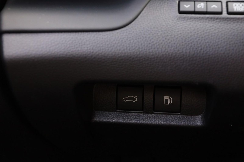 Toyota Crown Vehicle Full-screen Gallery Image 19