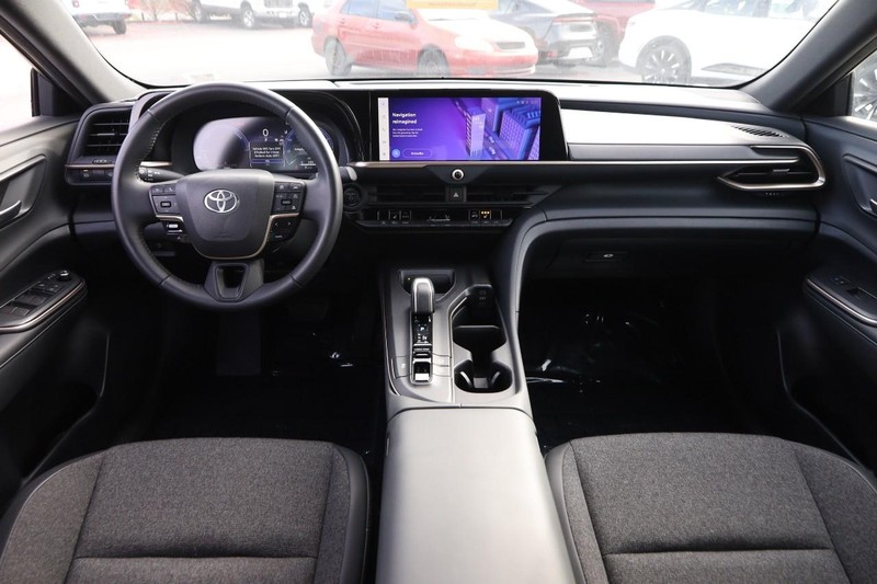 Toyota Crown Vehicle Full-screen Gallery Image 20