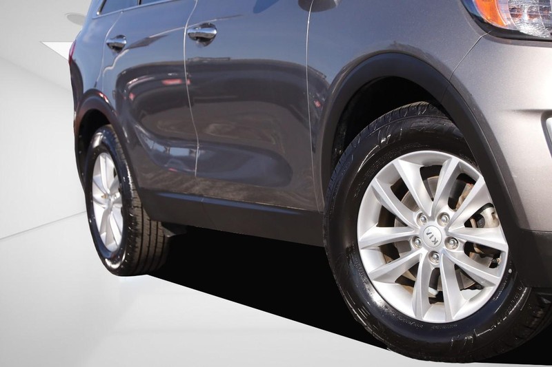 Kia Sorento Vehicle Full-screen Gallery Image 3