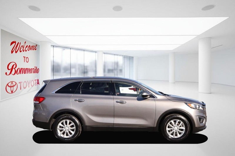 Kia Sorento Vehicle Full-screen Gallery Image 5