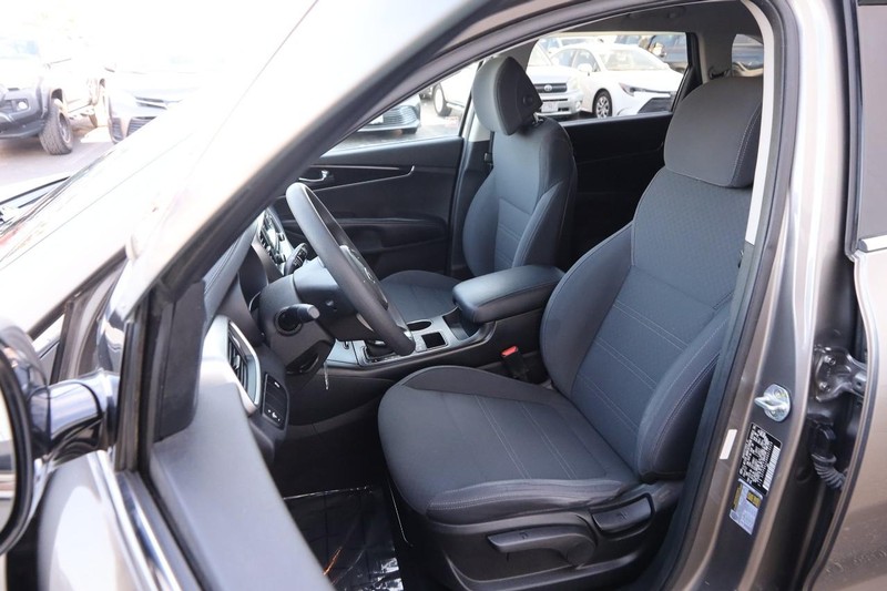 Kia Sorento Vehicle Full-screen Gallery Image 8