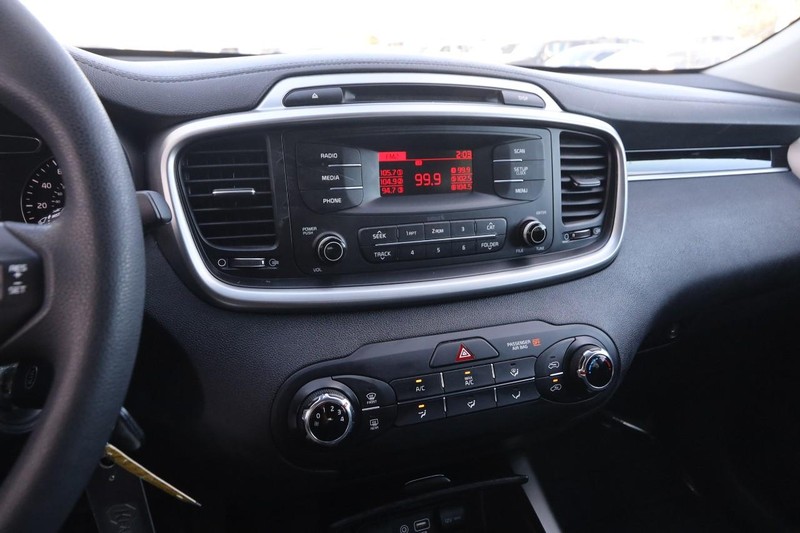 Kia Sorento Vehicle Full-screen Gallery Image 16