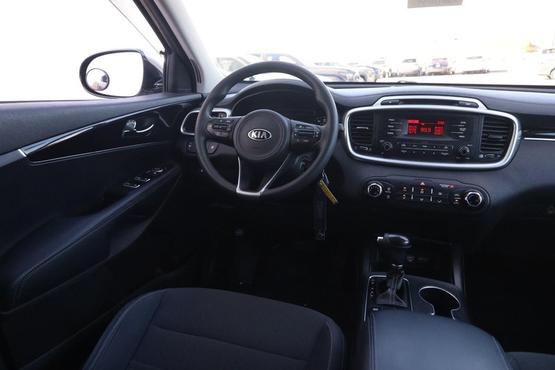 Kia Sorento Vehicle Full-screen Gallery Image 19