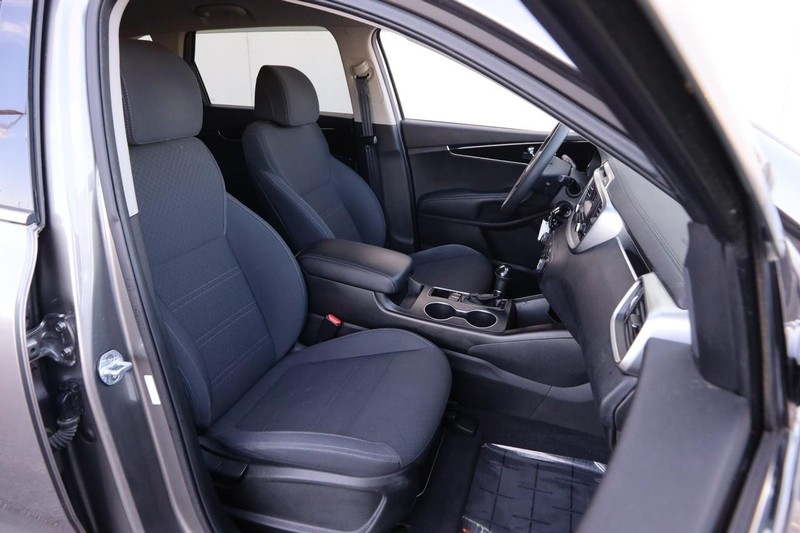 Kia Sorento Vehicle Full-screen Gallery Image 23